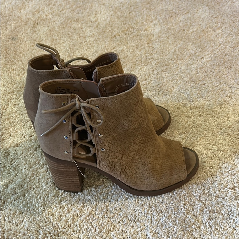 Nine West Tan Ankle Booties with Chunky Heel